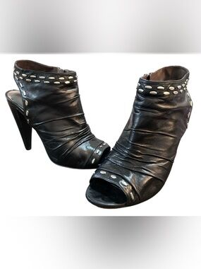 VINCE CAMUTO Nappa Leather Ruched Studded Sling Back Peep Toe Booties Blk 9✨EUC✨